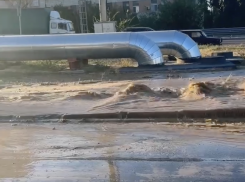 «Бурный поток несется по Землячке»: из-за прорыва трубопровода затопило улицу в Волгограде