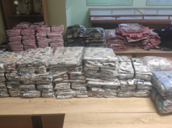 Пассажирка поезда из Ташкента до Волгограда пыталась контрабандой провезти крупную партию платьев и шапок