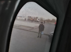 Грузовик сгорел на автобусной остановке в Волгограде