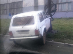 Водитель Chevrolet Niva снес столб на севере Волгограда 