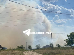 Поселок без воды боится сгореть: видео из эпицентра пожара в Волгограде