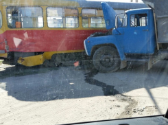 В Волгограде грузовик «ЗИЛ» протаранил трамвай №13