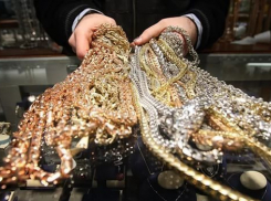 Налетчики распылили слезоточивый газ и ограбили ювелирный магазин в Камышине 