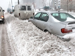 Жителей Волгограда просят убрать свои автомобили с обочин дорог