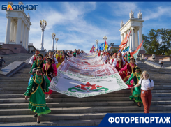 По центру Волгограда пронесли 76-метровое полотнище