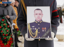 Губернатор Андрей Бочаров вручит сегодня Звезду Героя России родным погибшего в спецоперации Дениса Зорина