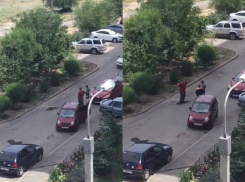 Рабочий ногами затаптывал асфальтовую крошку: ремонт дорог в ЖК «Янтарный город» в Волгограде сняли на видео