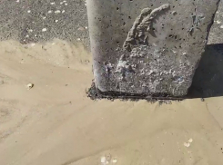 Вода забила из-под электроопоры в Волгограде: «Он уже накренился и провода натянулись»
