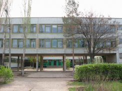 В Волжском директора школ принимали на работу дочерей и матерей