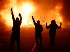 Поджигатели подъездов на всю ночь лишили сна жителей юга Волгограда