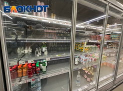«Три магазина обошла - пусто»: холодную воду раскупают в Волгограде при экстремальной жаре 