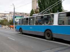 Столкновение общественного транспорта заблокировало движение троллейбусов в Волгограде