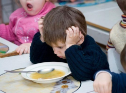 Под Волгоградом в детском саду в каше найдены примеси металлов