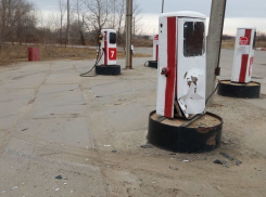 Под Волгоградом трое устроили дебош на заправке и протаранили колонку