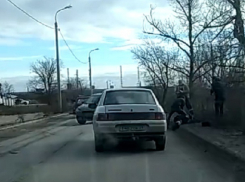 Водители Волгограда сняли на видео задержание гаишников на Водстрое