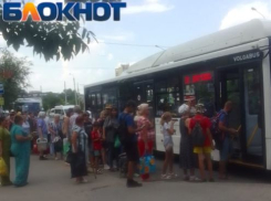«На табло 50 градусов»: привет мэру передали волгоградцы из гигантской очереди на автобус
