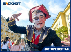 Молодожены и «Серый волк»: 8 тысяч студентов прошли колонной по центру Волгограда