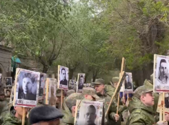 По Волгограду прошел Бессмертный полк в новом формате 