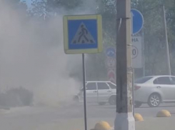 Дымом от горящего автомобиля заволокло улицу в Волгограде — видео 