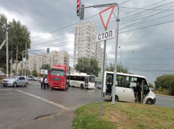Фура врезалась в маршрутку №46С с пассажирами в Волгограде: двое пострадали
