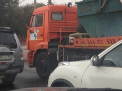 Волгоградцы сообщают друг другу об опасном мусоровозе-»шумахере» на дорогах ﻿