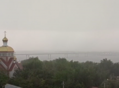 Стена грозового ливня накрыла Волгоград: ДТП, темнота и радость детей