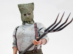 Пьяный мужчина бегал с вилами за соседом, а потом избил полицейских под Волгоградом 