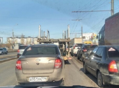 Волгоградцы застряли в гигантской пробке возле ТРЦ «Акварель»