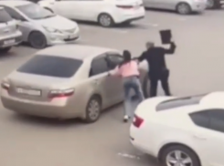 На видео попало эпичное задержание магазинных воров в Волгограде 