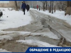 Дорога у детской поликлиники уходит под воду в Волгограде