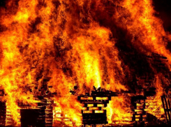 Поздней ночью в СНТ Волжского на острове Зеленый произошел массовый пожар