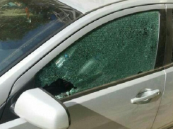 В Волгограде неизвестные бьют стекла припаркованных у торгового центра машин