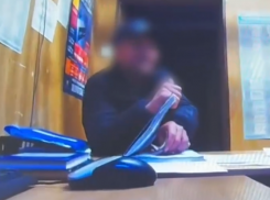 Иностранец подсунул взятку полицейскому и попал на видео под Волгоградом