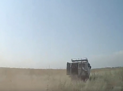Полицейская погоня за УАЗиком с открытыми дверьми по волжским степям попала на видео