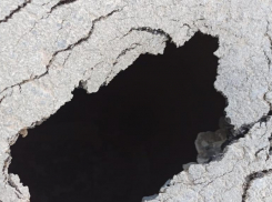 Провал на Семи ветрах на новой дороге на видео показали жители Хорошева в Волгограде