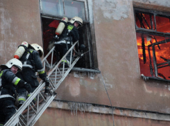 Под Волгоградом спасатели вынесли из огня 62-летнего мужчину
