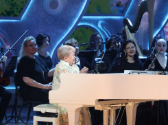 Путин вручил Пахмутовой звезду Героя труда России 