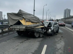 Прицеп оторвался у Hyundai на съезде с моста в Волгограде
