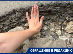 Ямы с ладонь: на опасную площадку в центре города пожаловались волгоградцы
