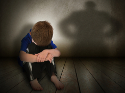 35-летний мужчина избил своих малолетних детей и угрожал убийством жене