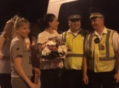 Посреди трассы остановлен автобус с Еленой Исинбаевой: сюрприз от сотрудников ДПС в день рождения