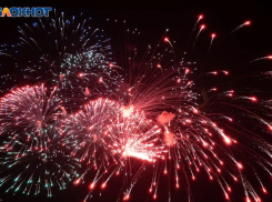 Яркий салют для волгоградцев в честь 23 февраля в объективе фотографа