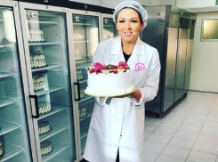 Ирина Дубцова испекла тортик на заводе «Баскин Роббинс»