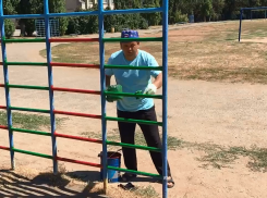 На видео попал директор гимназии Волгограда за покраской спортивного городка