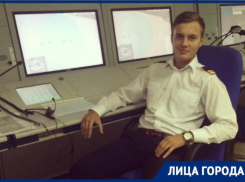 «Птицы могут разбить лобовое стекло самолета, на высоте от этого пилот - потерять сознание», - авиадиспетчер Волгоградского центра обслуживания воздушным движением Виктор Бреев