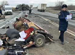 «Жигули» разорвало, водитель погиб: публикуем шок-видео ДТП под Волгоградом