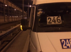 На мосту через Волгу в междугороднюю маршрутку влетел кирпич
