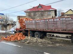 В Волгограде молодая девушка устроила ДТП: трое попали в больницу