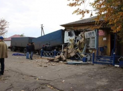Под Урюпинском фура врезалась в здание сельской администрации: водитель погиб