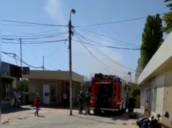 Горящий в Волгограде рынок сняли на видео 